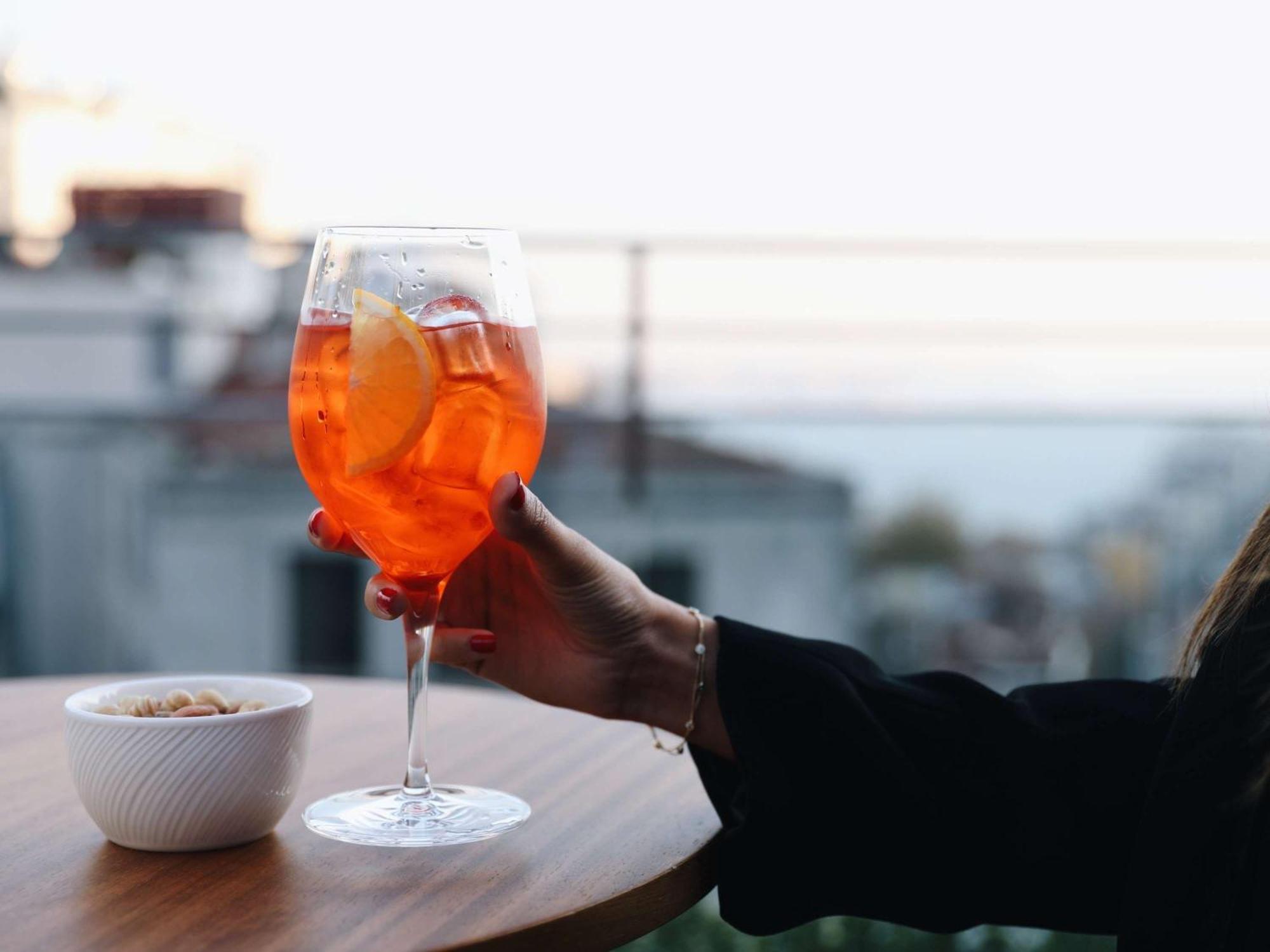 โซฟิเทล อิสตันบูล ทักซิม Hotel ภายนอก รูปภาพ A glass of Aperol Spritz