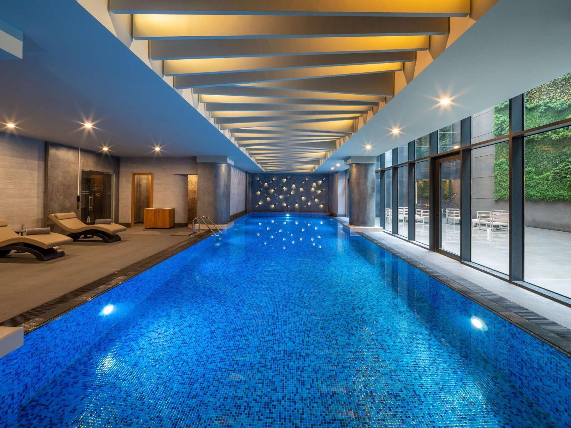 โซฟิเทล อิสตันบูล ทักซิม Hotel ภายนอก รูปภาพ The swimming pool at The Hari