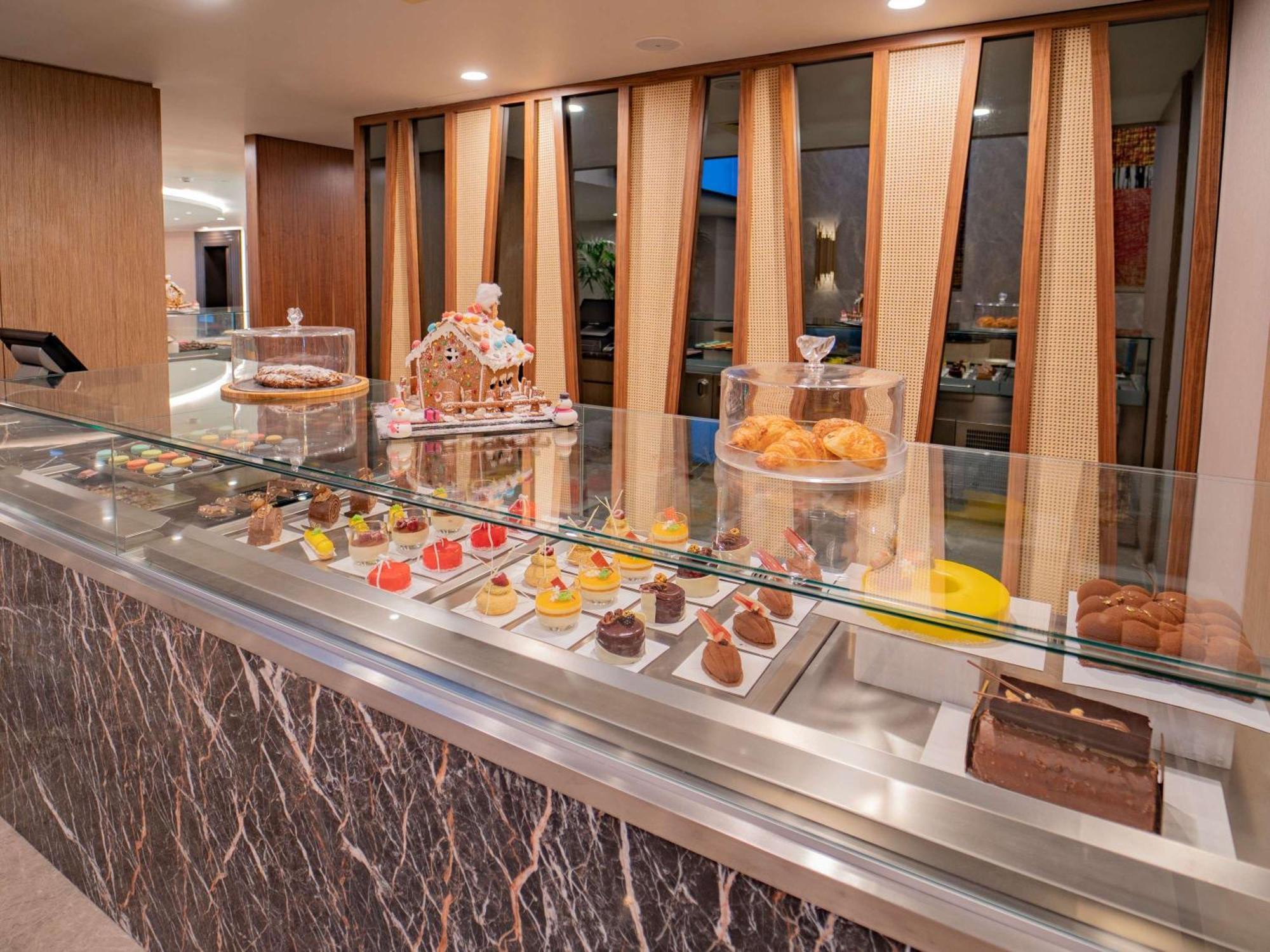 โซฟิเทล อิสตันบูล ทักซิม Hotel ภายนอก รูปภาพ A pastry display at a hotel