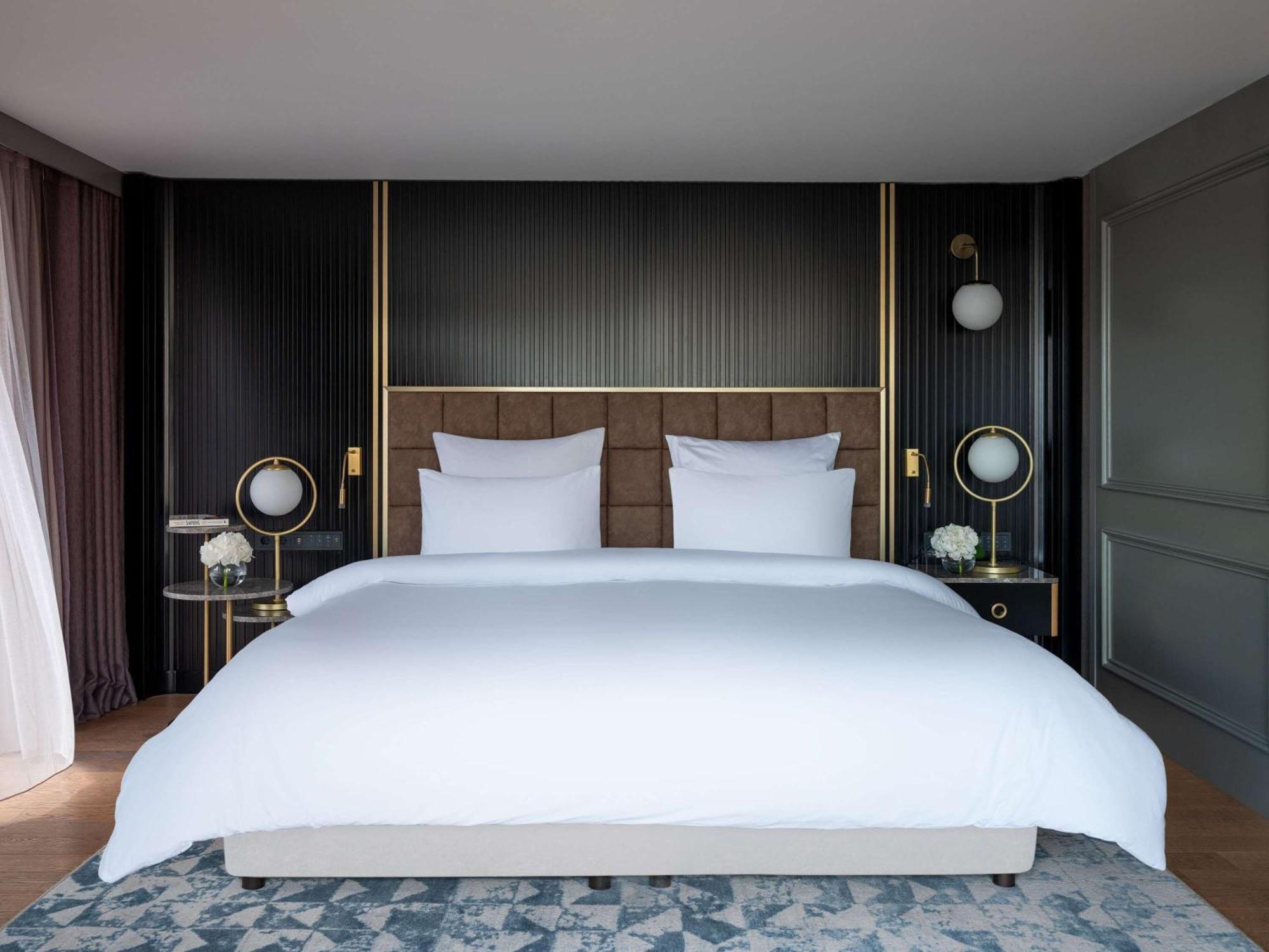 โซฟิเทล อิสตันบูล ทักซิม Hotel ภายนอก รูปภาพ A bedroom at the hotel