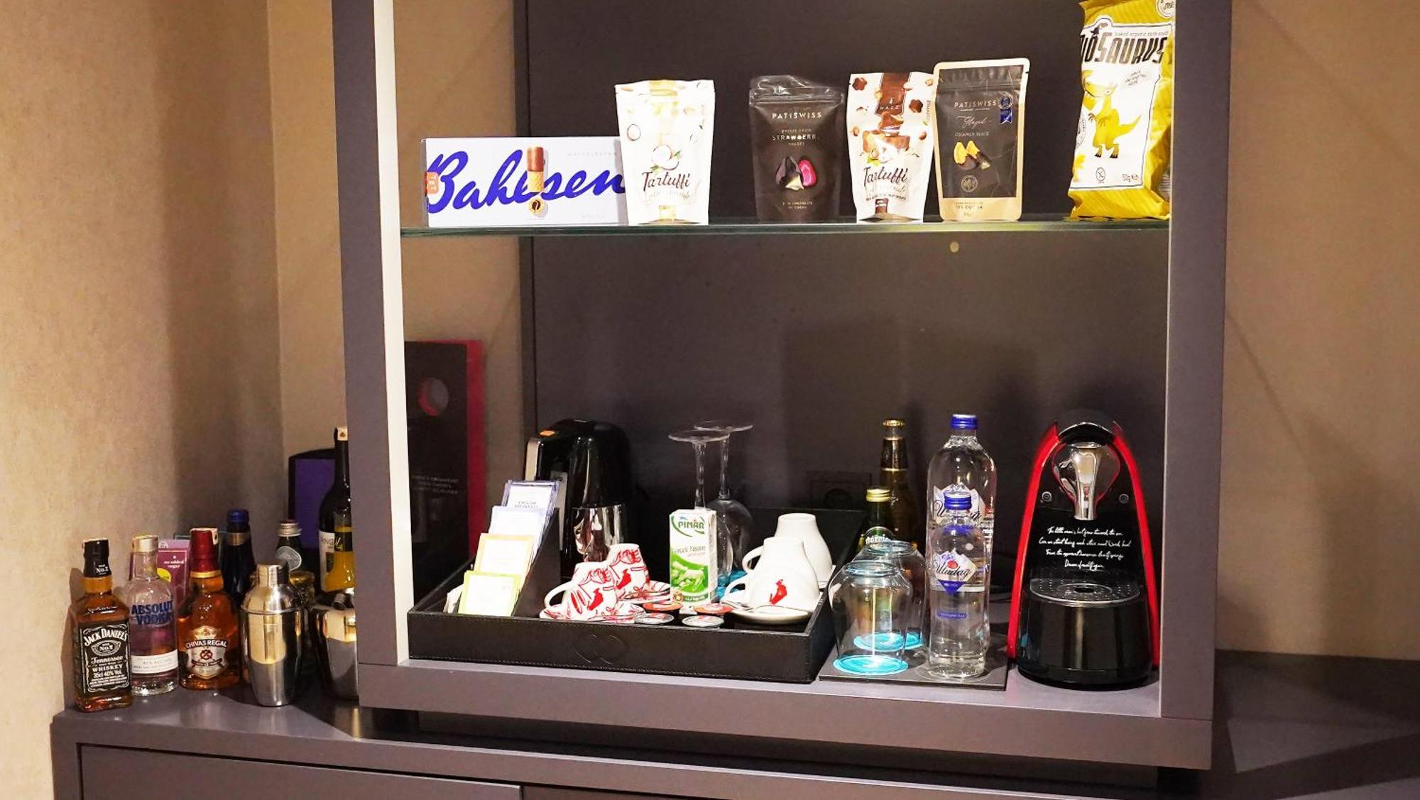 โซฟิเทล อิสตันบูล ทักซิม Hotel ภายนอก รูปภาพ A typical hotel minibar