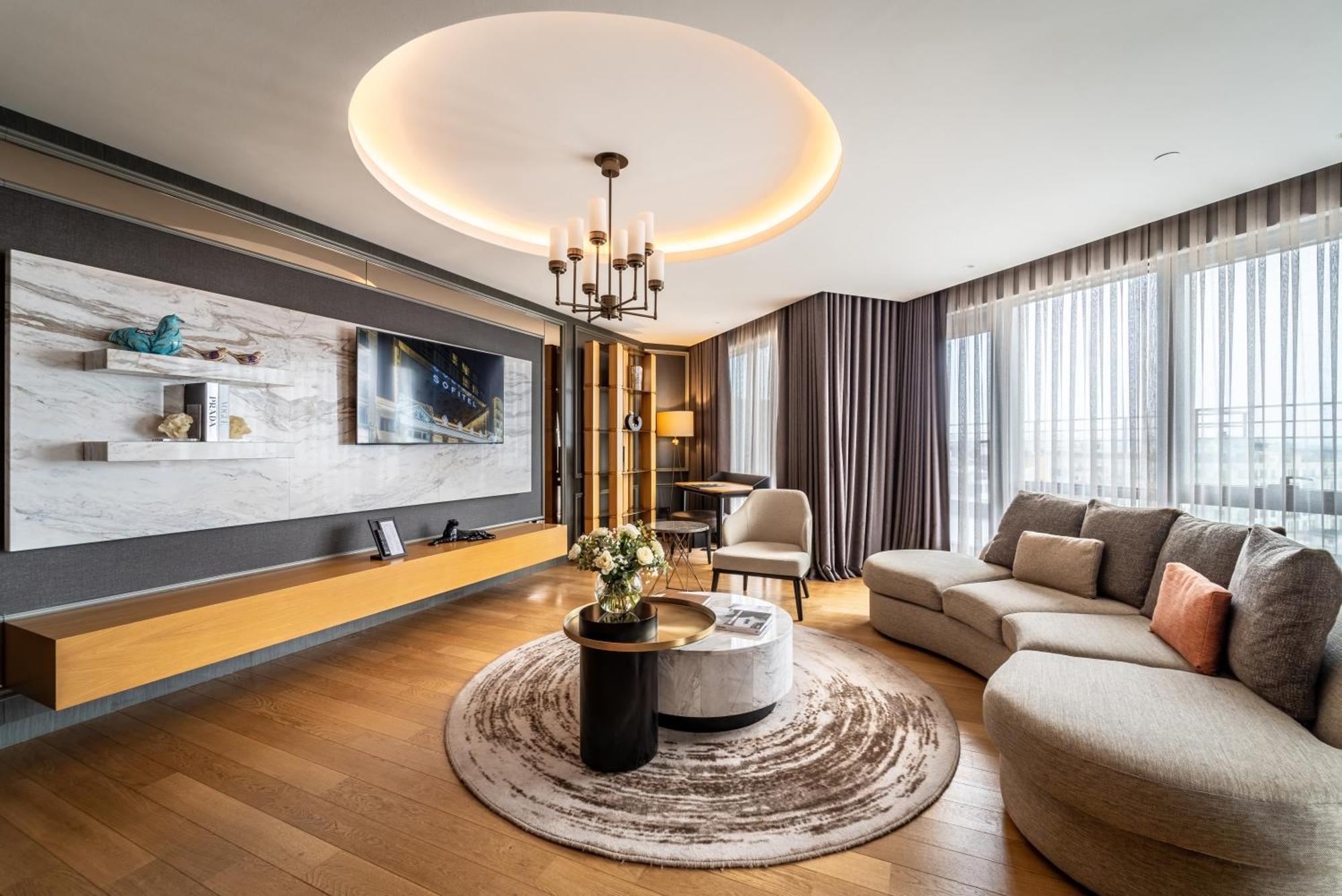 โซฟิเทล อิสตันบูล ทักซิม Hotel ภายนอก รูปภาพ A living room in a luxury apartment