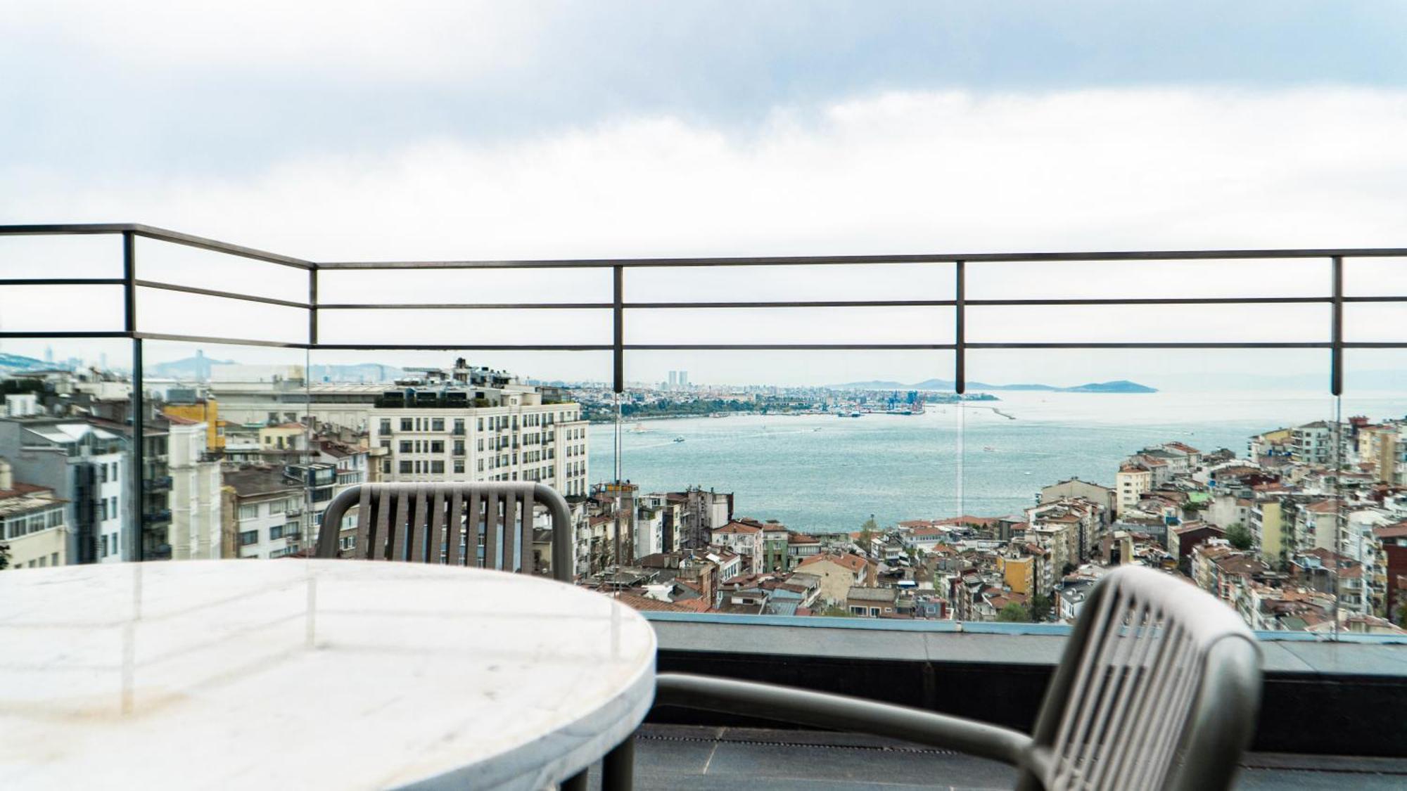 โซฟิเทล อิสตันบูล ทักซิม Hotel ภายนอก รูปภาพ View from the balcony of a penthouse apartment